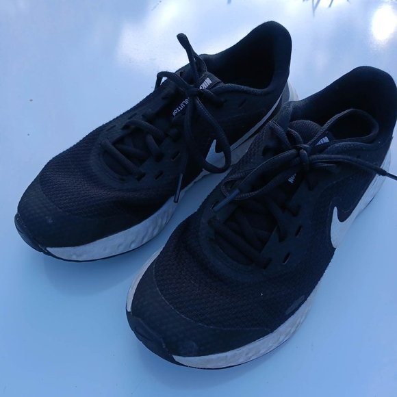 Nike Revolution size 5.5 Black White Grade School Shoes - Picture 2 of 9